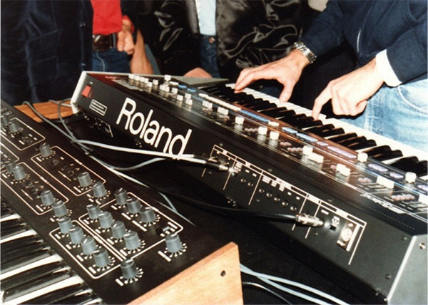 Презентация технологии MIDI на выставке NAMM 1983 года