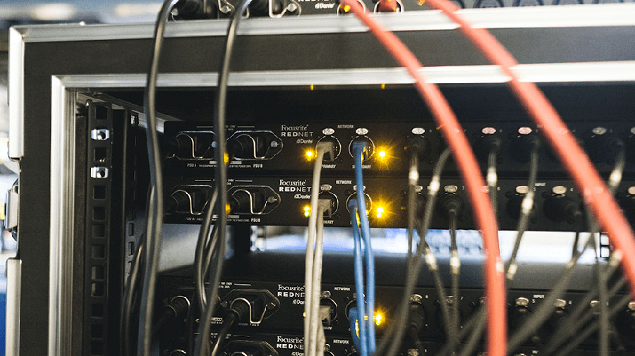 Стек предусилителей Focusrite RedNet в сети Dante по Ethernet